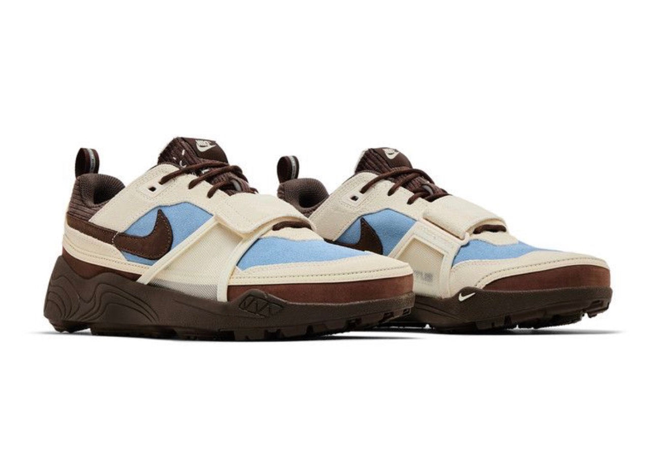 NIKE
TRAVIS SCOTT x ZOOM FIELD JAXX “Leche Blue” Sneakers